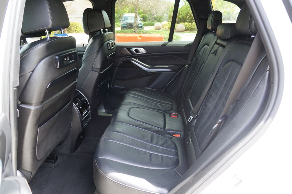 Photo 22 of this BMW X5 SDRIVE40I