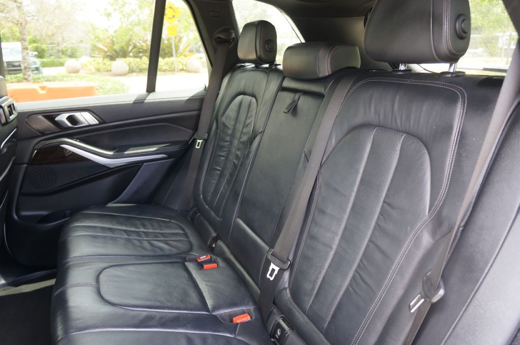 Photo 23 of this BMW X5 SDRIVE40I