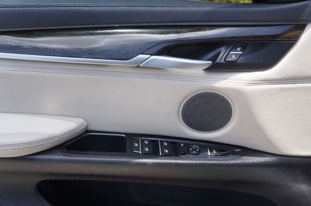 Photo 20 of this BMW X6 XDRIVE35I