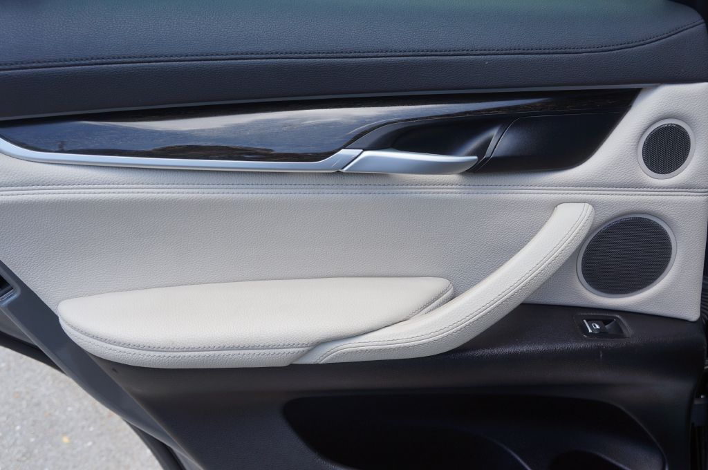 Photo 25 of this BMW X6 XDRIVE35I