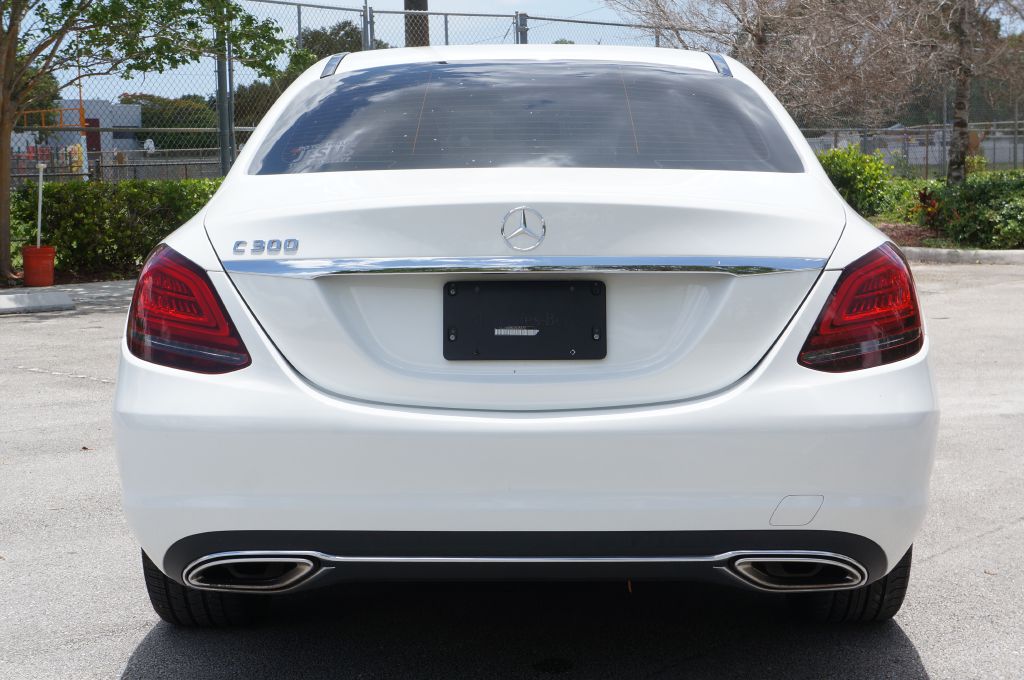 Photo 9 of this MERCEDES-BENZ C-CLASS