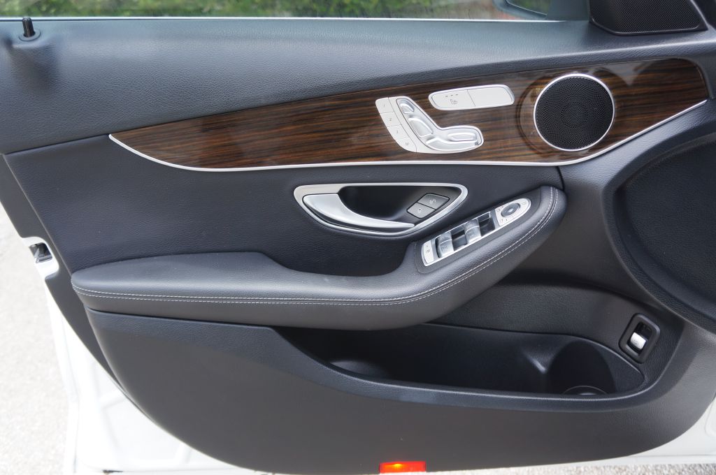 Photo 18 of this MERCEDES-BENZ C-CLASS