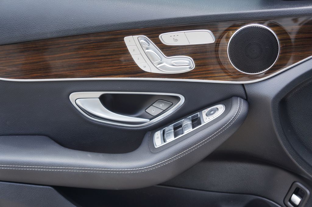 Photo 19 of this MERCEDES-BENZ C-CLASS
