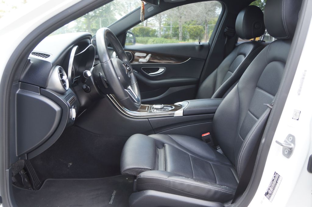 Photo 21 of this MERCEDES-BENZ C-CLASS