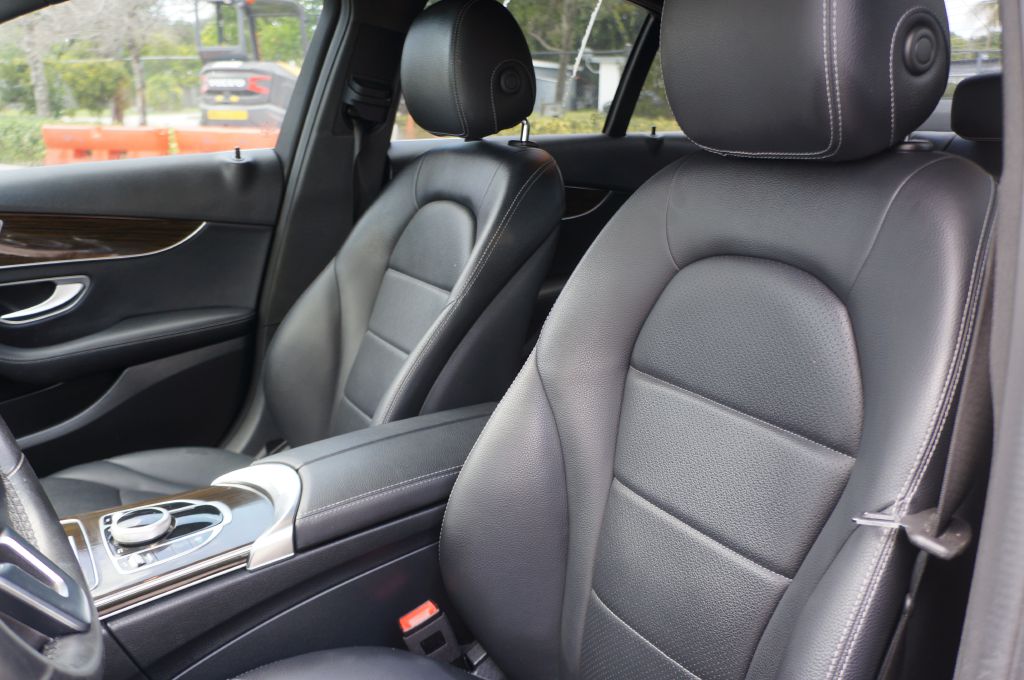 Photo 22 of this MERCEDES-BENZ C-CLASS