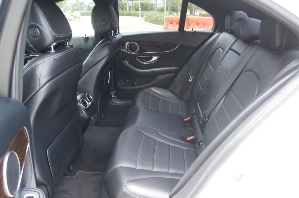 Photo 24 of this MERCEDES-BENZ C-CLASS