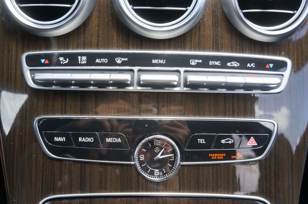 Photo 32 of this MERCEDES-BENZ C-CLASS