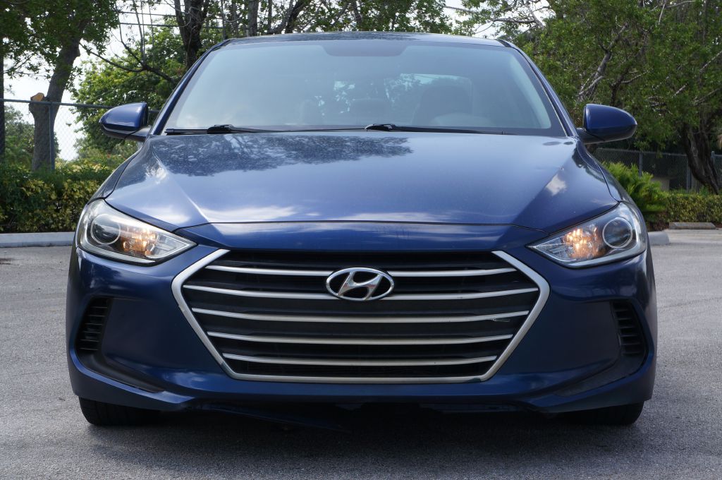 Photo 3 of this HYUNDAI ELANTRA SE