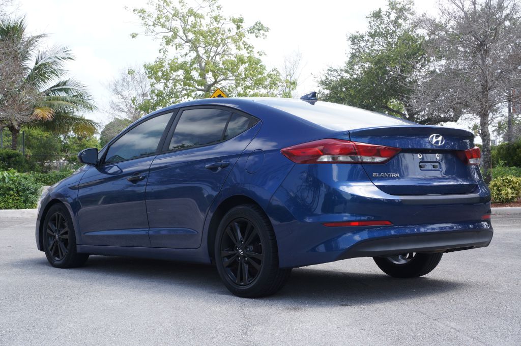 Photo 7 of this HYUNDAI ELANTRA SE