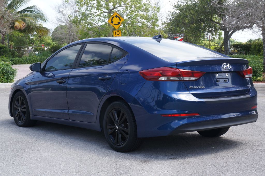 Photo 8 of this HYUNDAI ELANTRA SE