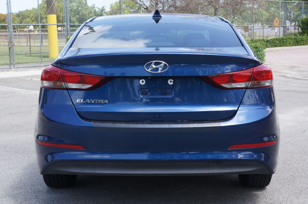 Photo 9 of this HYUNDAI ELANTRA SE