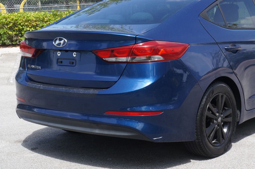 Photo 14 of this HYUNDAI ELANTRA SE