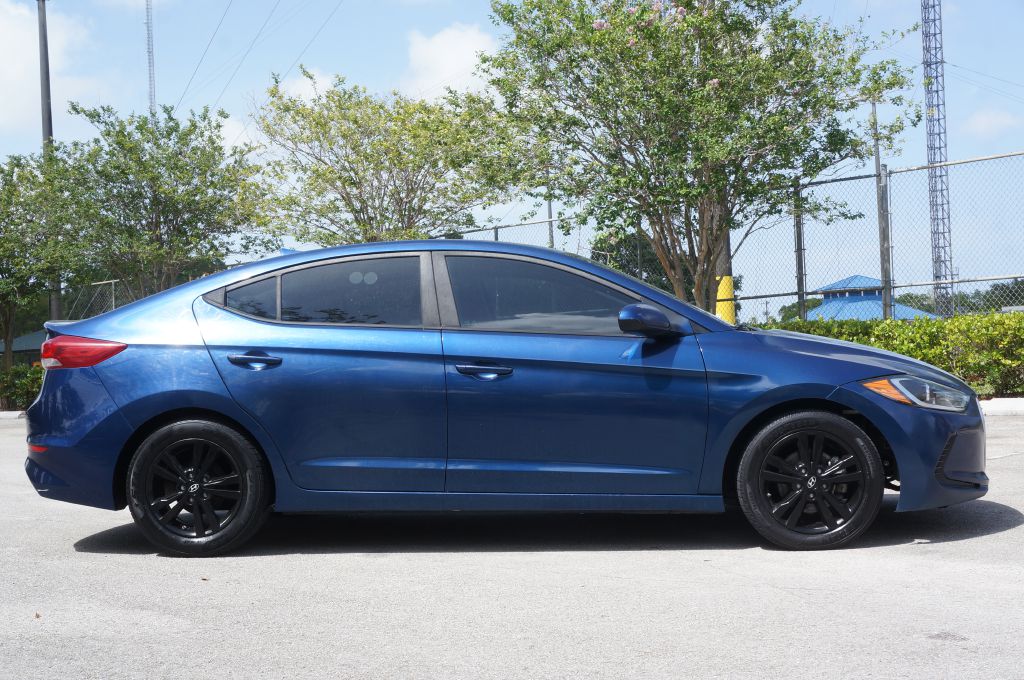 Photo 12 of this HYUNDAI ELANTRA SE