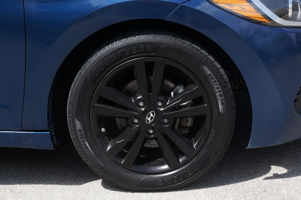 Photo 15 of this HYUNDAI ELANTRA SE