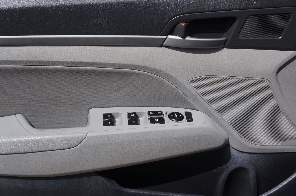 Photo 17 of this HYUNDAI ELANTRA SE