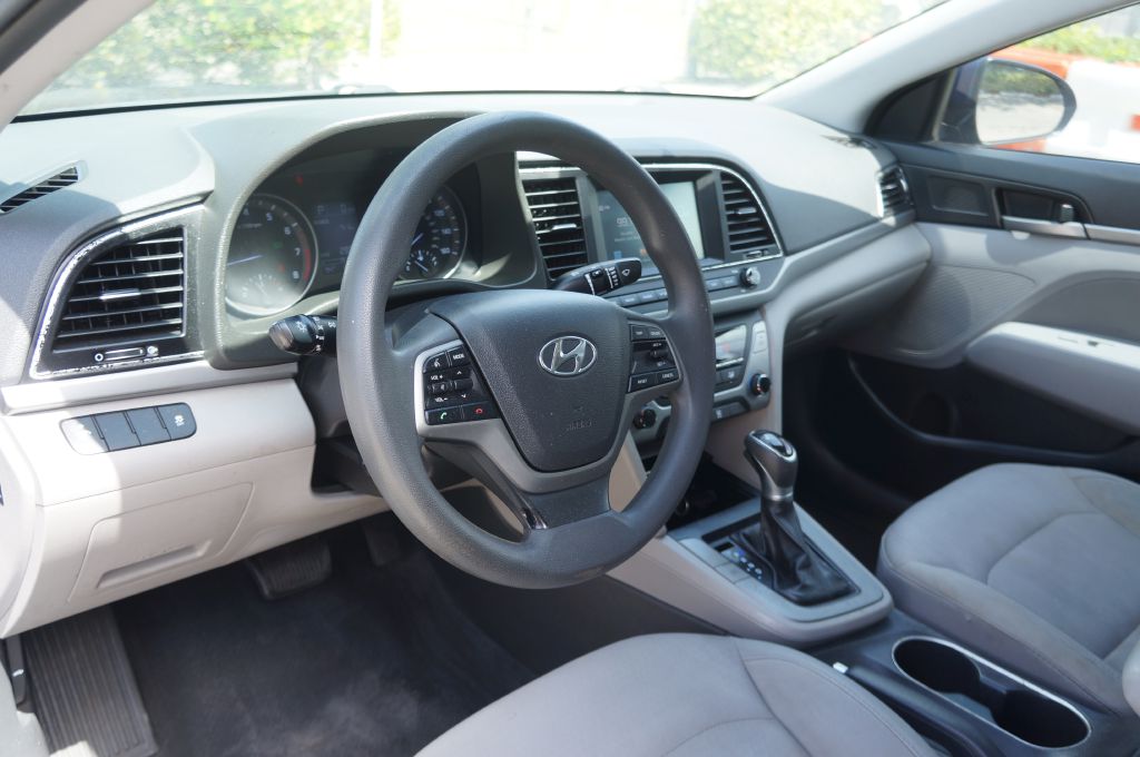 Photo 18 of this HYUNDAI ELANTRA SE