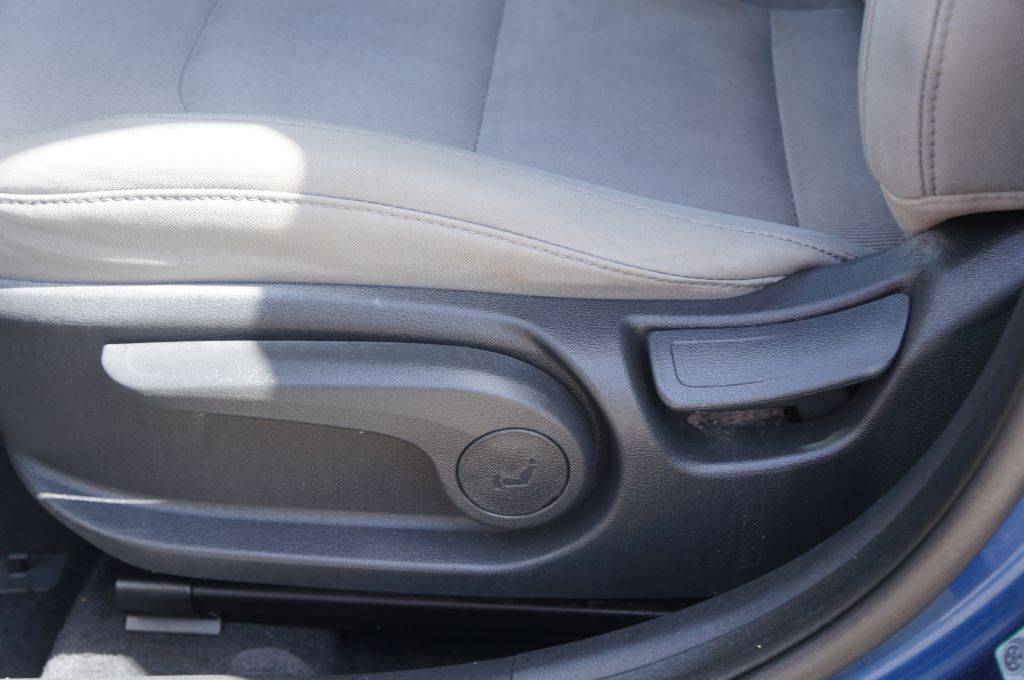 Photo 20 of this HYUNDAI ELANTRA SE