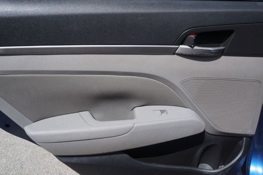 Photo 21 of this HYUNDAI ELANTRA SE
