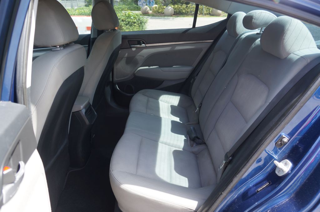 Photo 22 of this HYUNDAI ELANTRA SE
