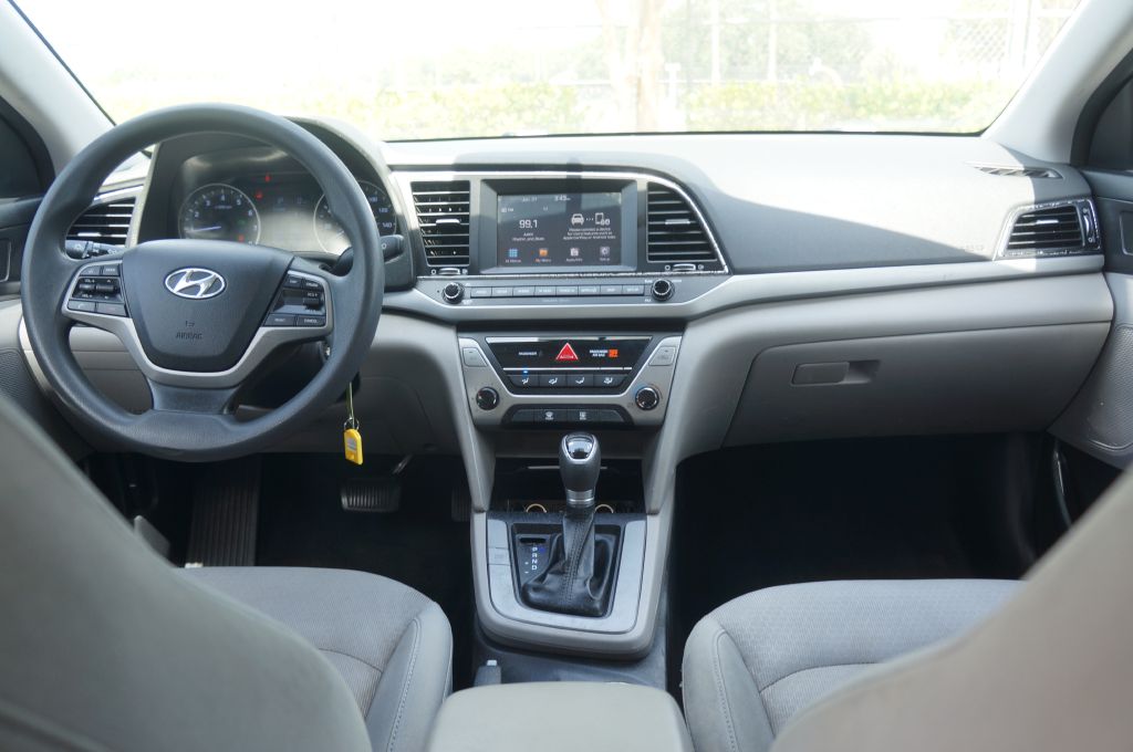 Photo 23 of this HYUNDAI ELANTRA SE