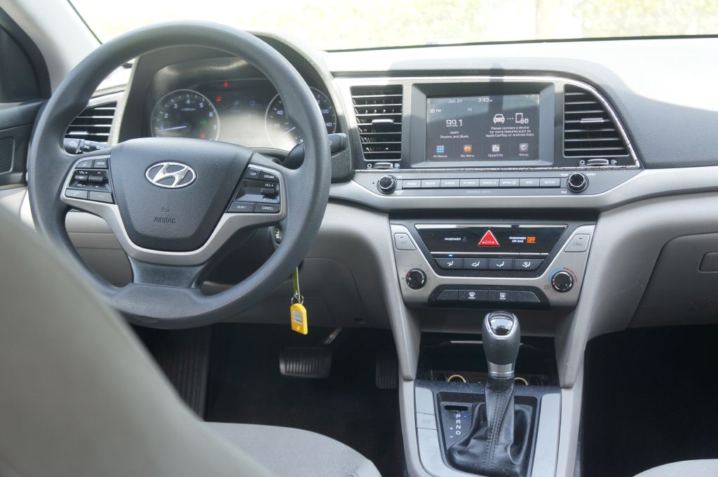 Photo 24 of this HYUNDAI ELANTRA SE