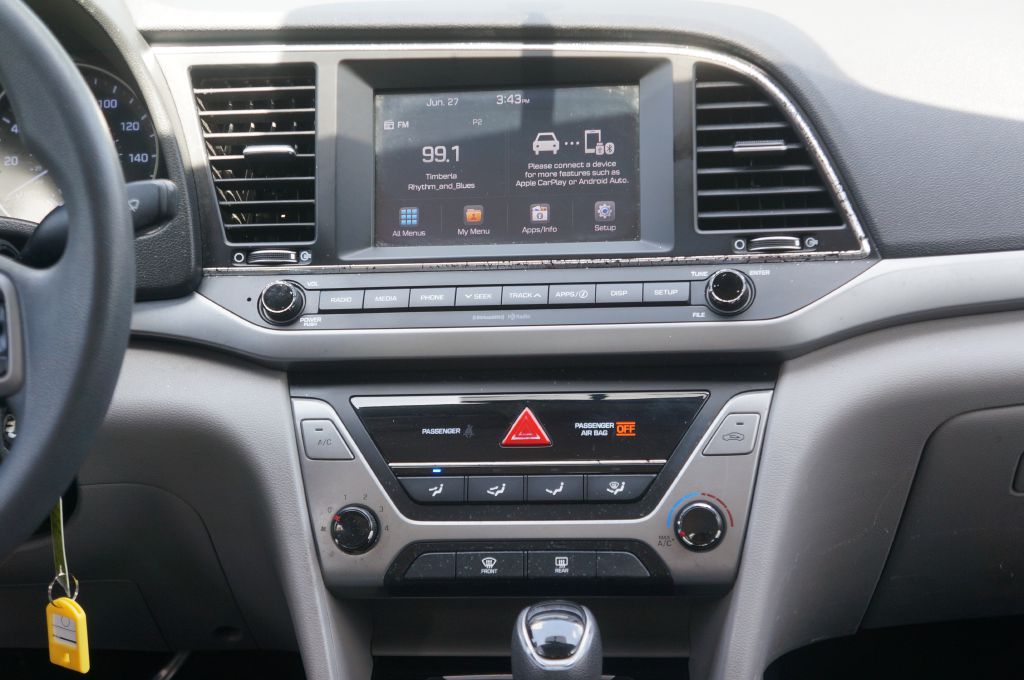 Photo 25 of this HYUNDAI ELANTRA SE