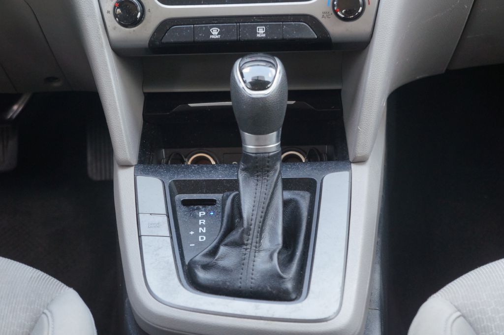 Photo 29 of this HYUNDAI ELANTRA SE