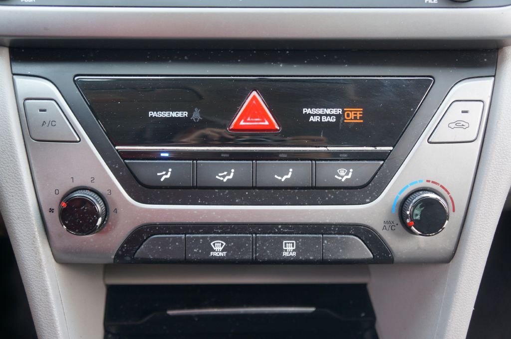 Photo 28 of this HYUNDAI ELANTRA SE