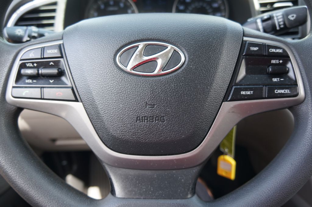 Photo 30 of this HYUNDAI ELANTRA SE