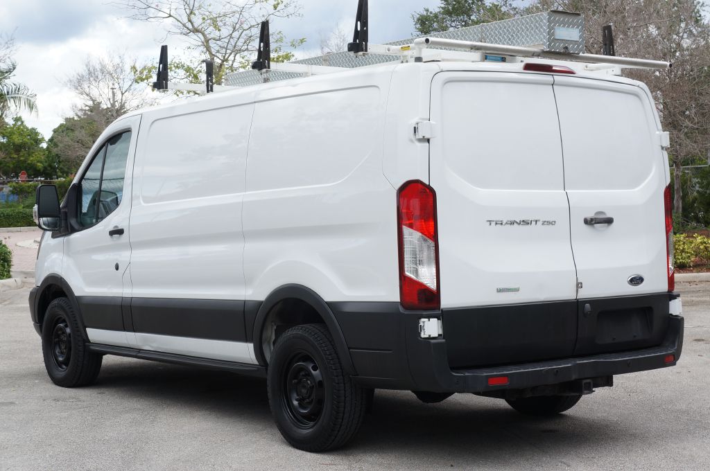 Photo 9 of this FORD TRANSIT T150 LR