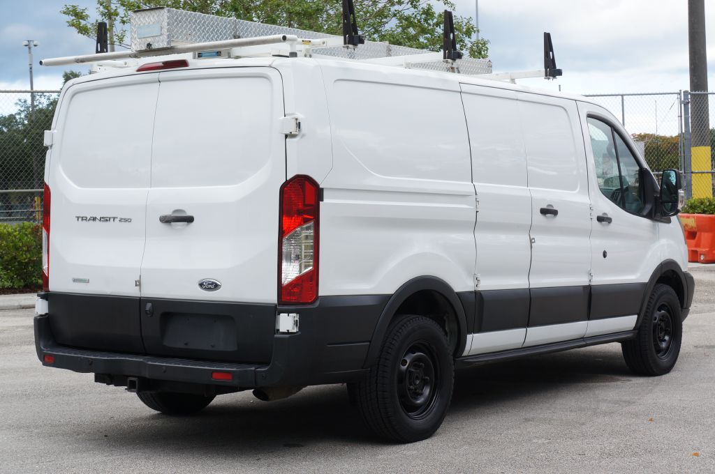 Photo 13 of this FORD TRANSIT T150 LR