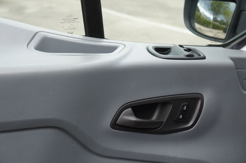 Photo 25 of this FORD TRANSIT T150 LR
