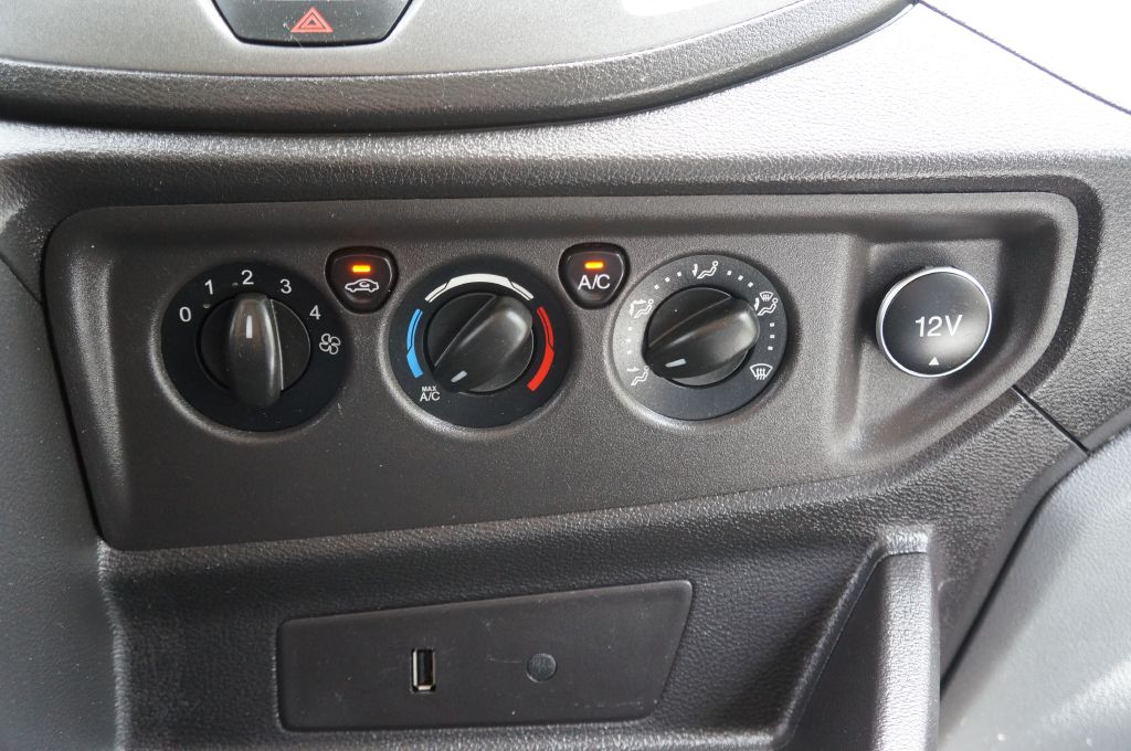 Photo 38 of this FORD TRANSIT T150 LR