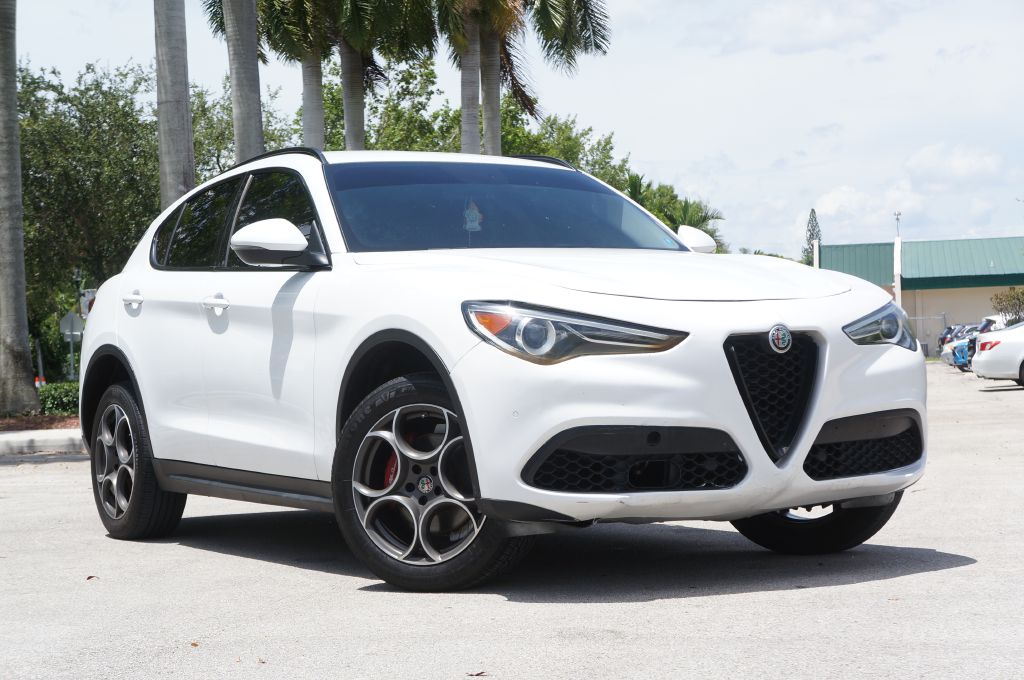 Photo 4 of this ALFA ROMEO STELVIO