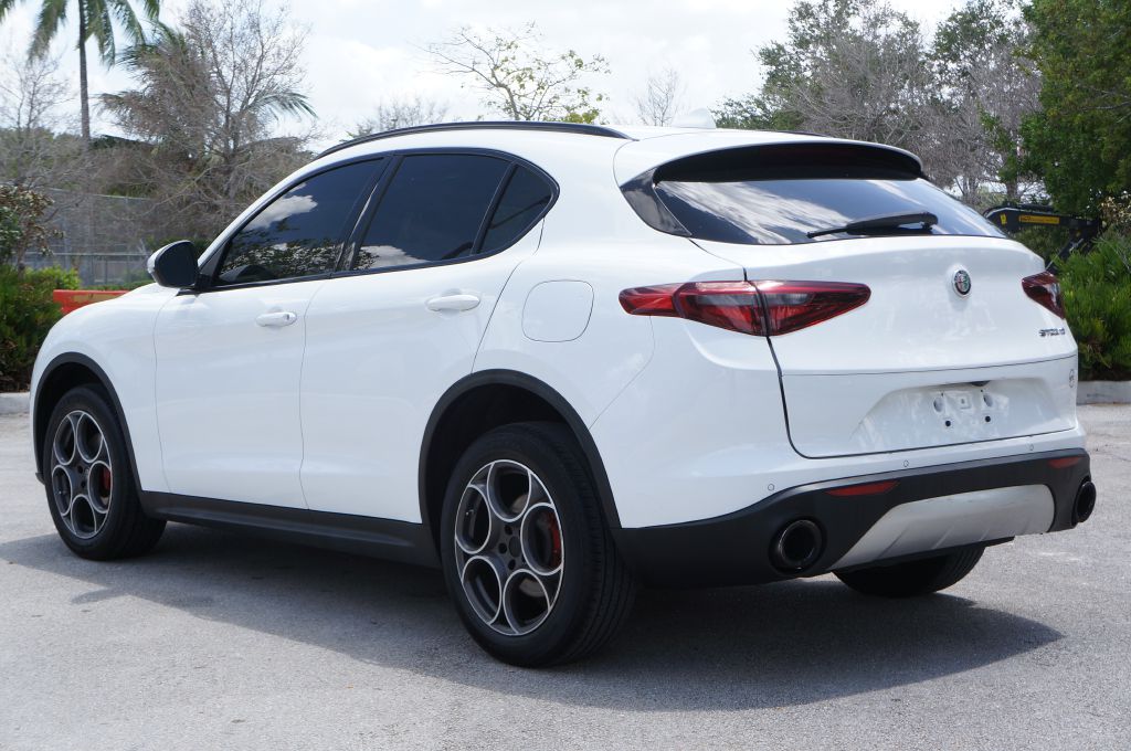 Photo 8 of this ALFA ROMEO STELVIO