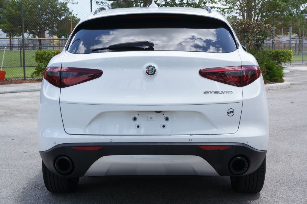 Photo 9 of this ALFA ROMEO STELVIO