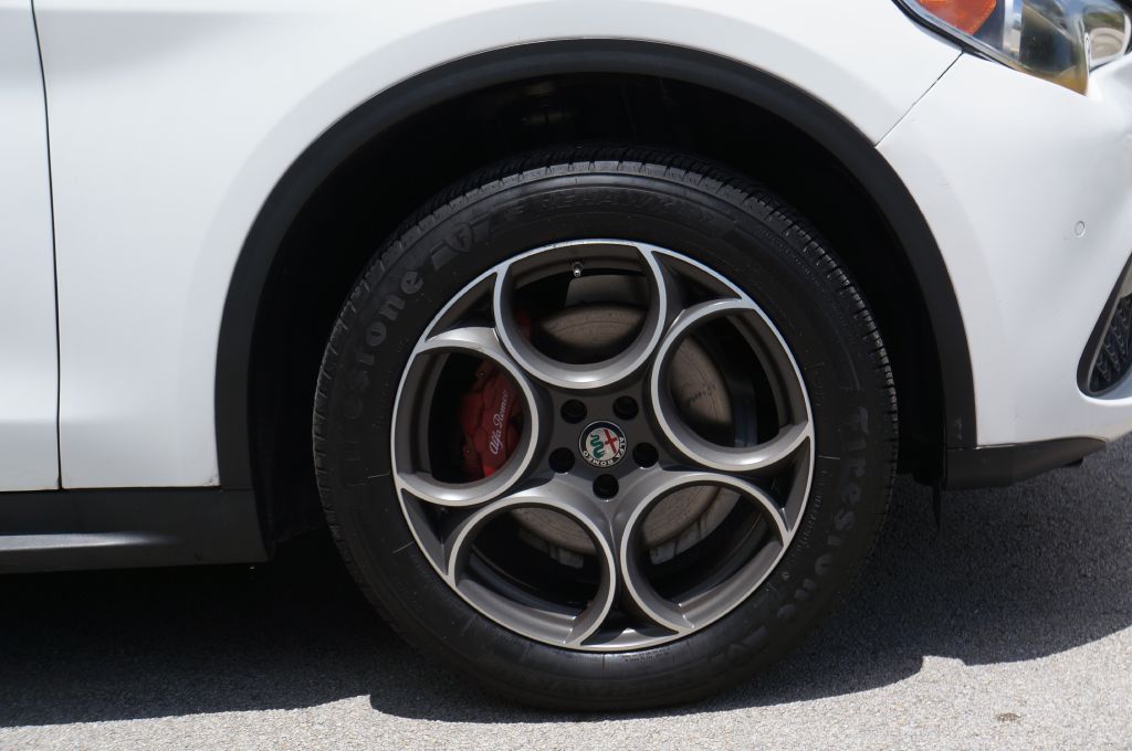 Photo 17 of this ALFA ROMEO STELVIO