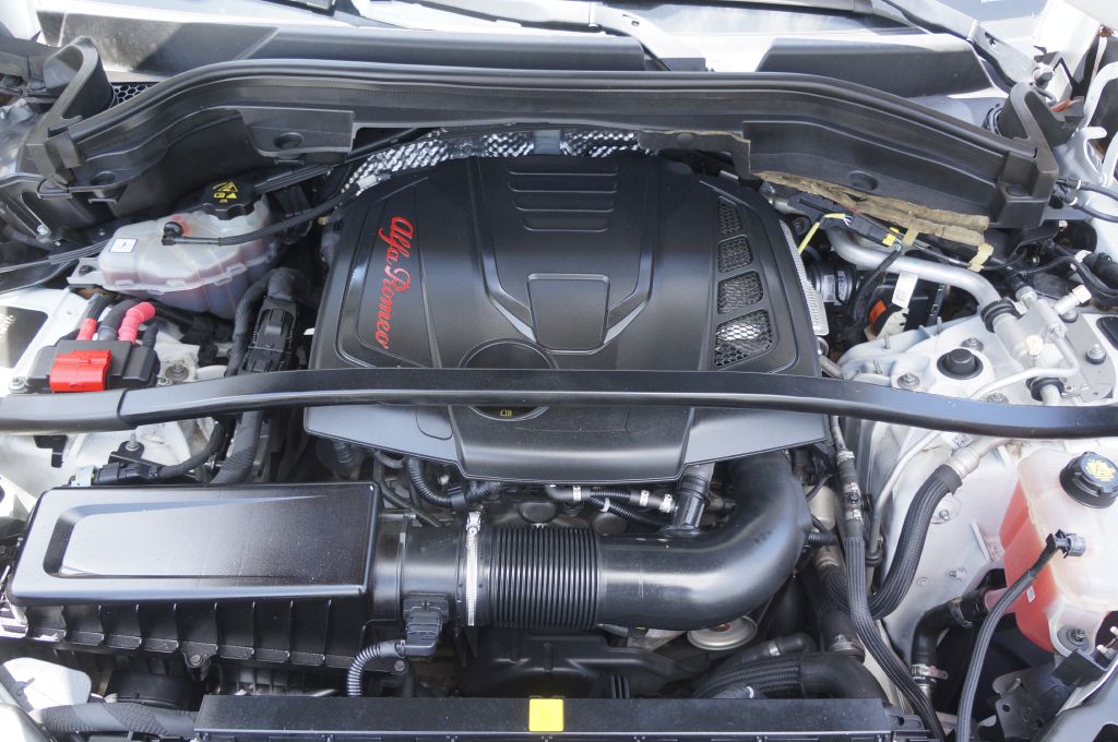 Photo 18 of this ALFA ROMEO STELVIO