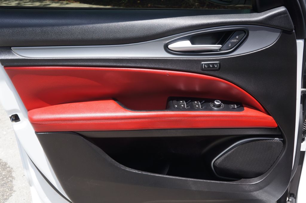 Photo 19 of this ALFA ROMEO STELVIO