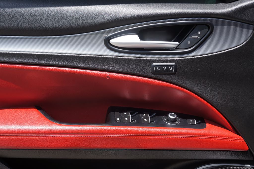 Photo 20 of this ALFA ROMEO STELVIO