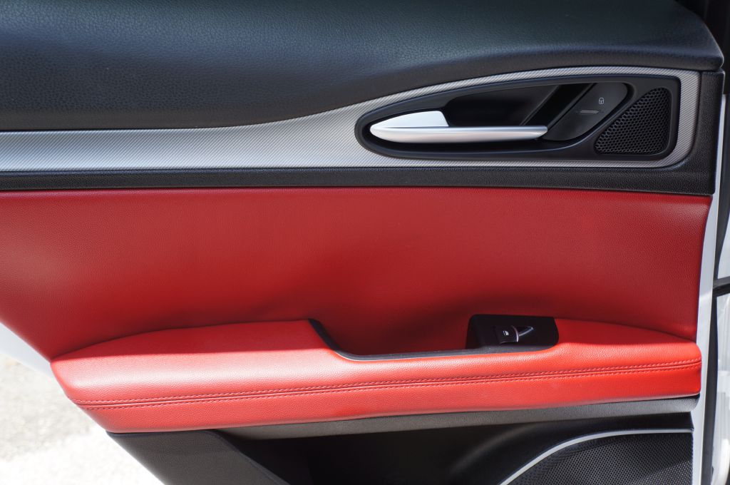 Photo 24 of this ALFA ROMEO STELVIO