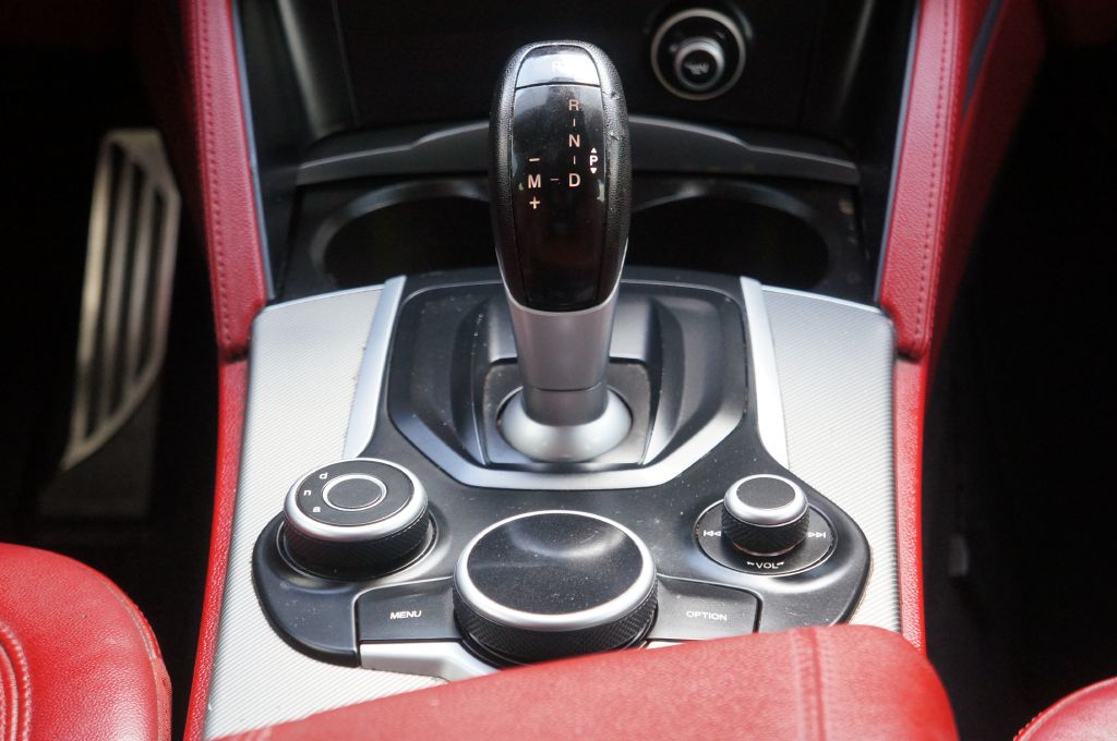 Photo 34 of this ALFA ROMEO STELVIO