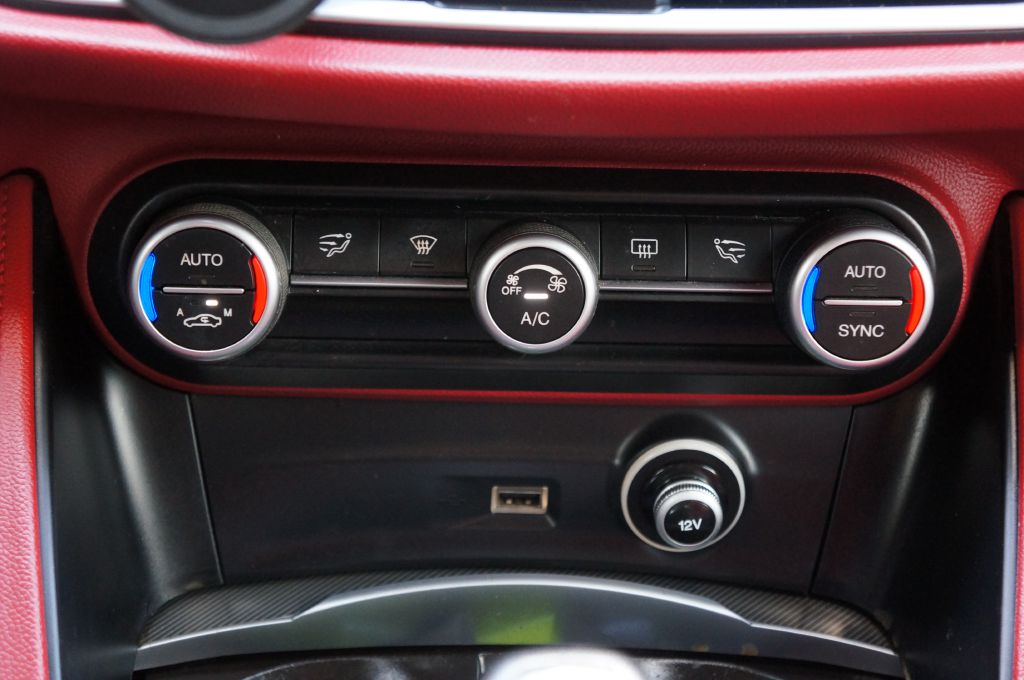 Photo 32 of this ALFA ROMEO STELVIO