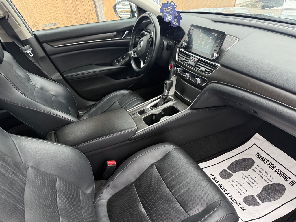 Additional photo of vehicle.