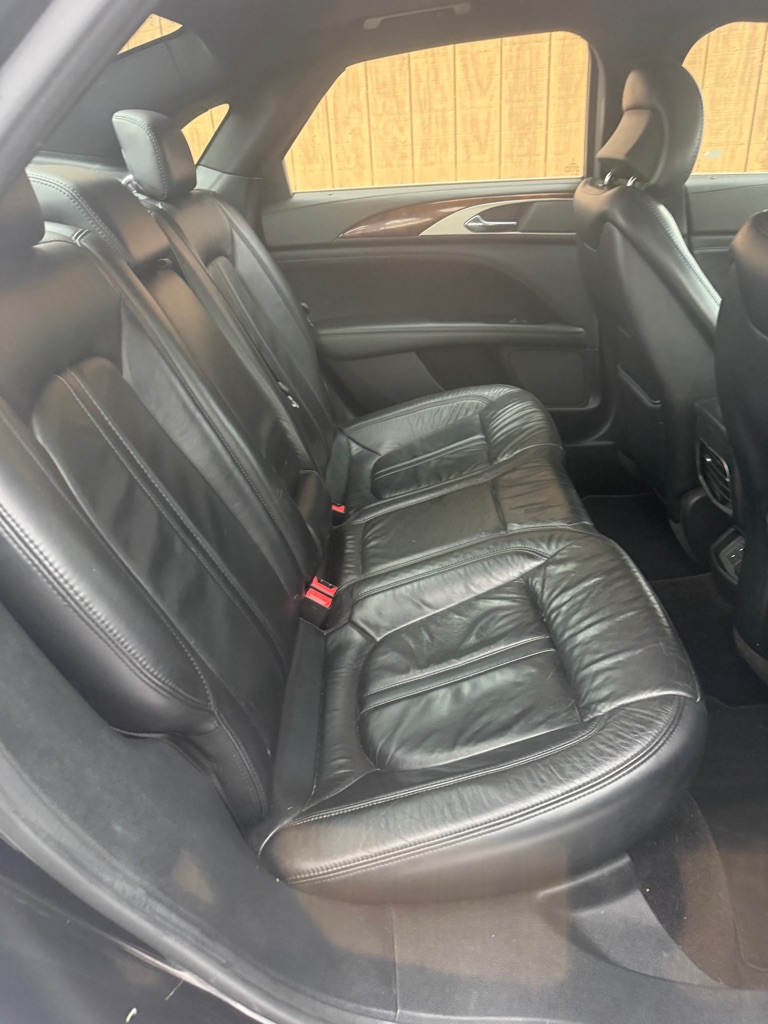 Additional photo of vehicle.