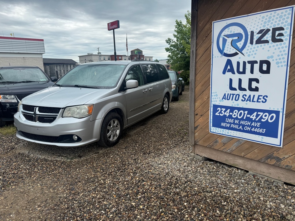 2011 Chrysler Town & Country Touring's photo