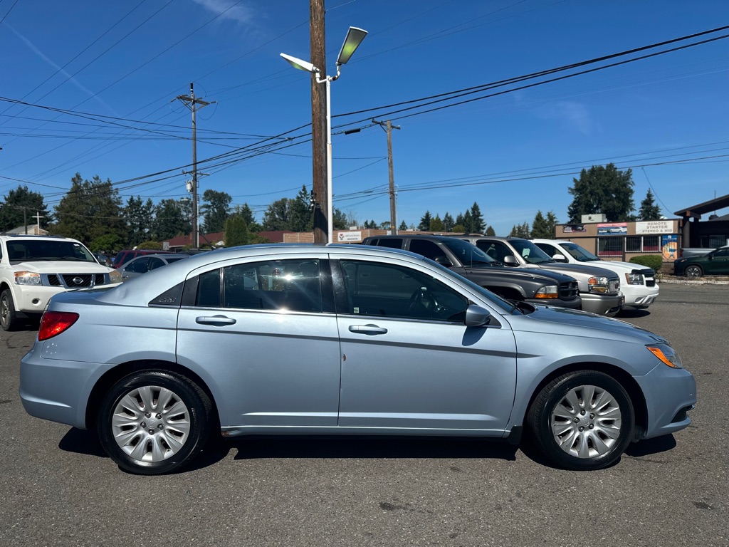 Photo 4 of this CHRYSLER 200