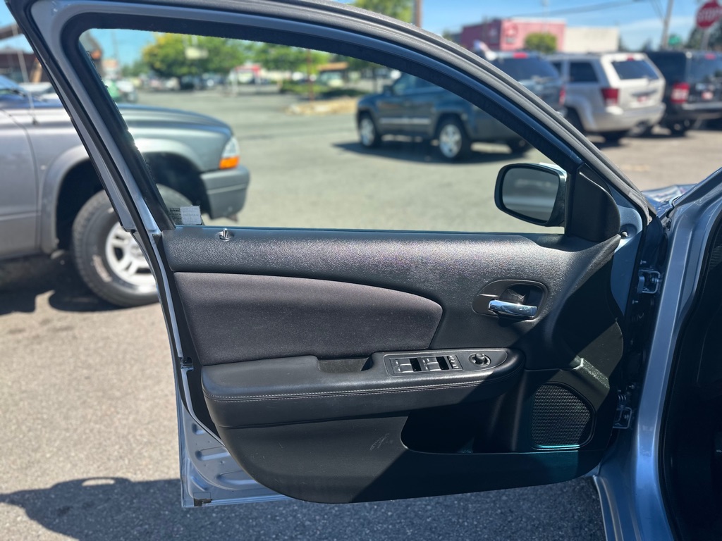 Photo 10 of this CHRYSLER 200
