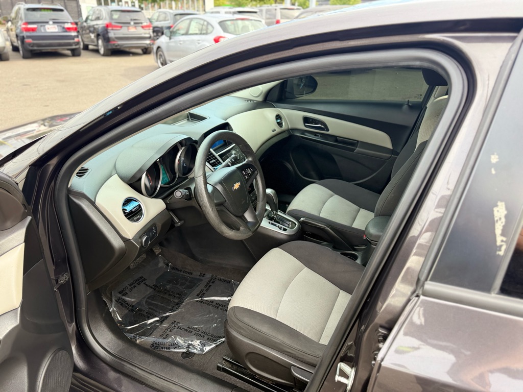 Photo 9 of this CHEVROLET CRUZE