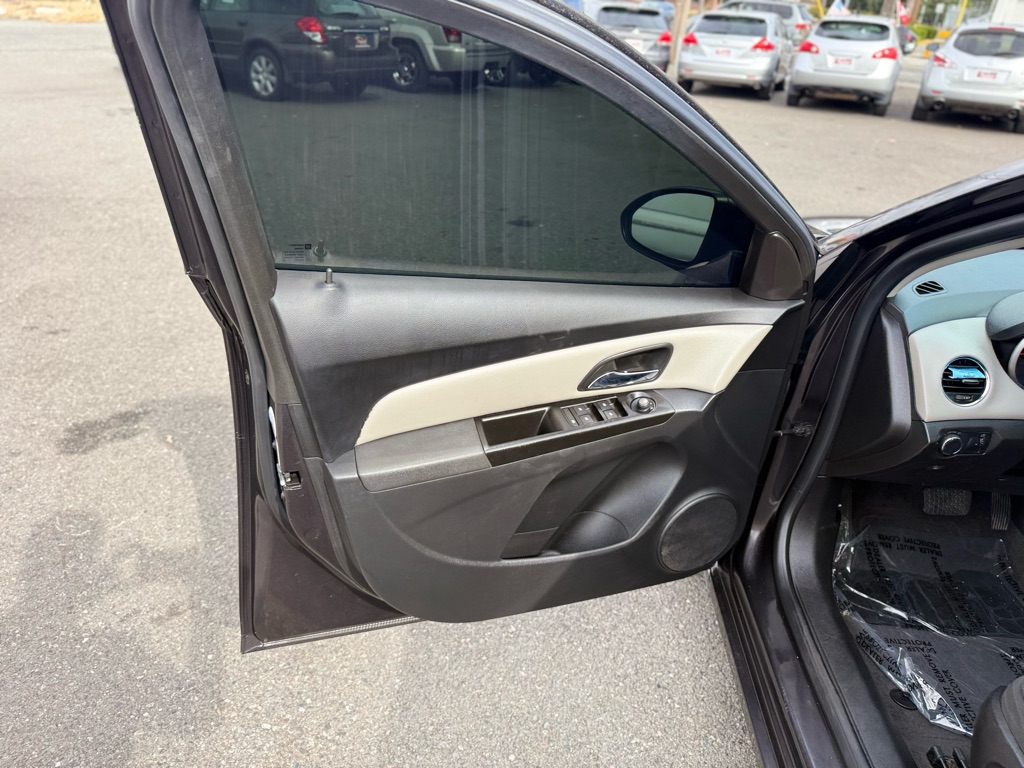 Photo 10 of this CHEVROLET CRUZE